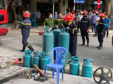 Hà Nội: Nổ bình gas tại quán gà rán giữa phố cổ khiến 3 người nhập viện, nhiều người hoảng loạn